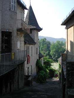 ...et coule La Dordogne